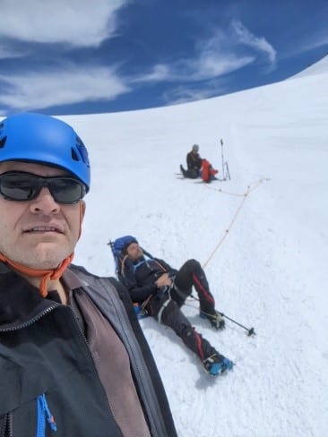 selfie en el descanso para seguir la ascensión